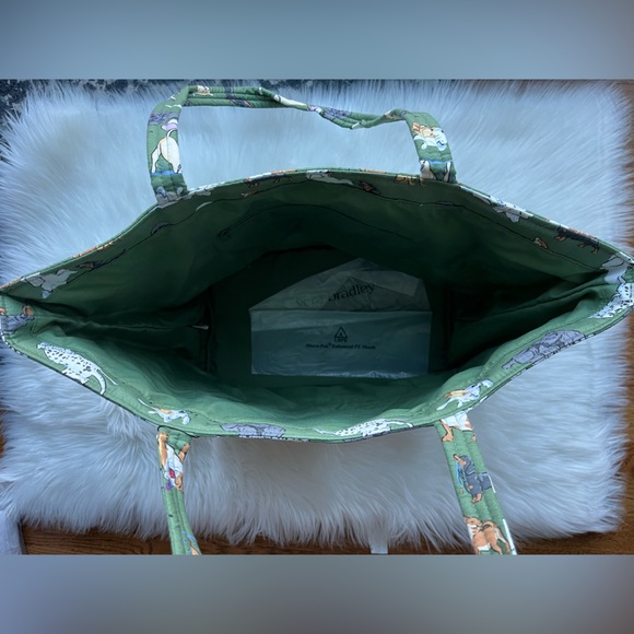 🆕VERA BRADLEY Grand Tote Dog Park Pattern Green Shoulder Straps Interior Pocket - Picture 8 of 10